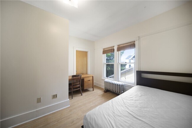 Building Photo - 921 E State St