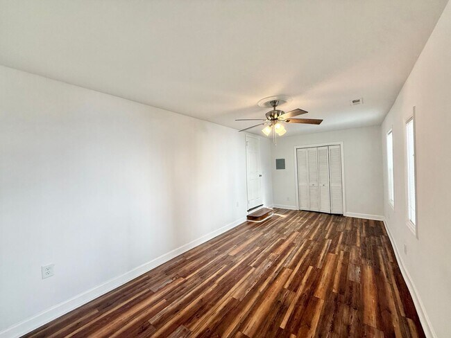 Building Photo - **OFFERING REFUNDABLE APPLICATION FEES & $150 MOVE IN PROMOTION** Newly Remodeled 3BD, 1BA Raleig...