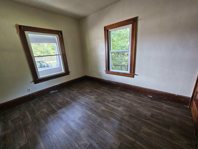 Building Photo - 576 Blaine Ave