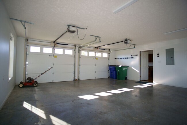 Building Photo - 3 Bed/2 Bath. Master on Main. Close to shopping, US 460, and I-81