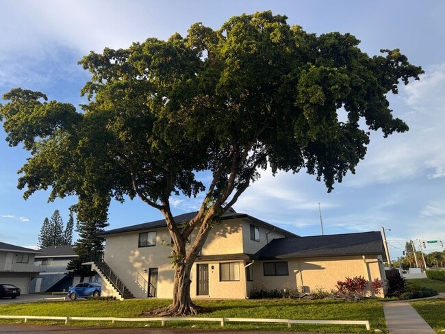 Building Photo - 2 Bed 1 Bath - Spacious w/ Great Natural L...