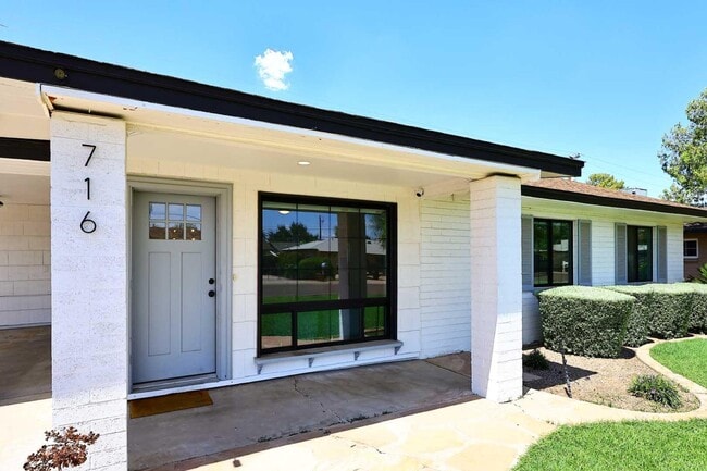 Building Photo - 716 W 11th St