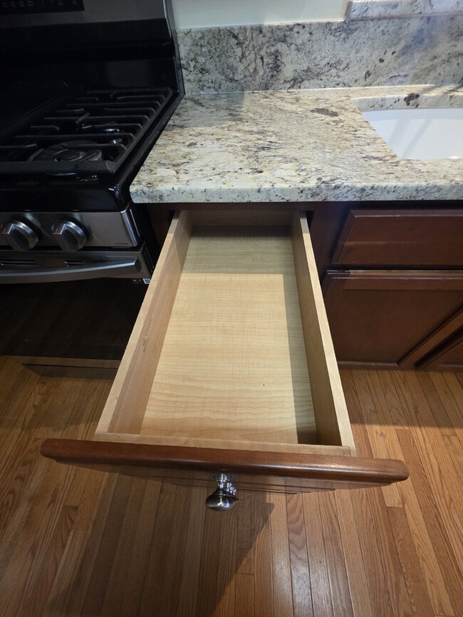 Building Photo - Spacious 4-Bedroom Home for Rent in Kings ...