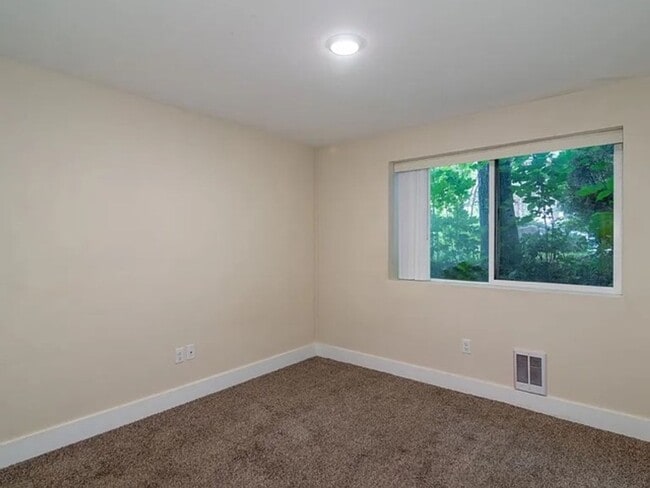 Building Photo - 4 Bed, 2 Bath Duplex Next to EWU!