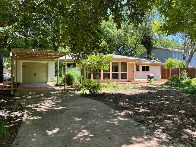 Building Photo - 1616 Aldridge Dr