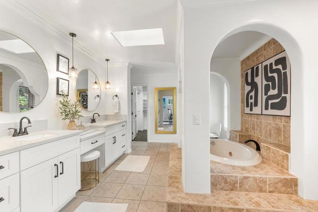 Building Photo - 7401 Luna De Oro