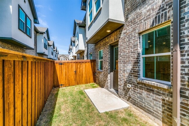 Building Photo - 2418 Ash Ln