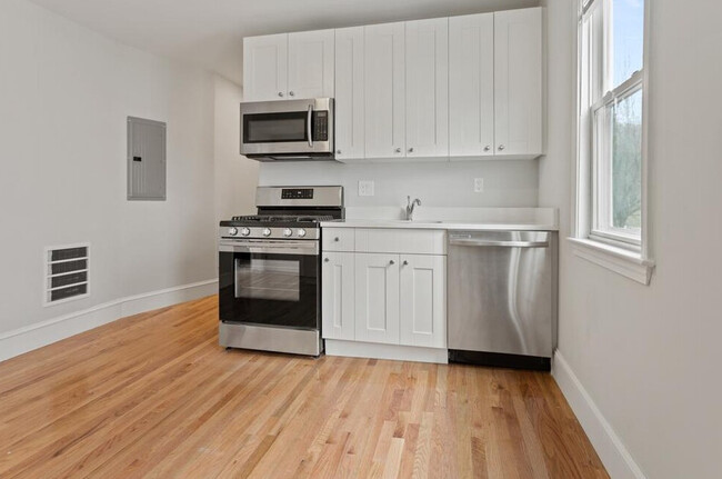 Building Photo - 2149 Dorchester Ave