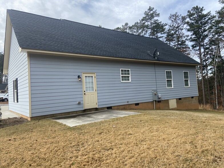 PATIO AND LARGE BACK YARD. YARD WORK PROVIDED. - 603 Mountain View Rd SE