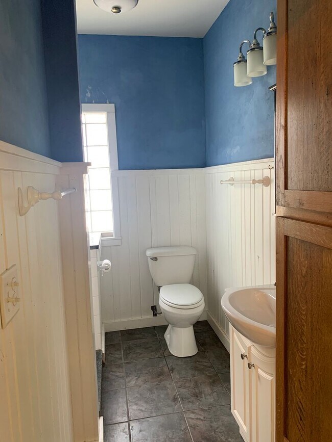 Building Photo - Charming 2 Bedroom, 1 Bathroom Ranch in Downtown Three Oaks