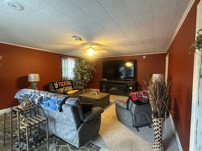 Building Photo - 724 W State St