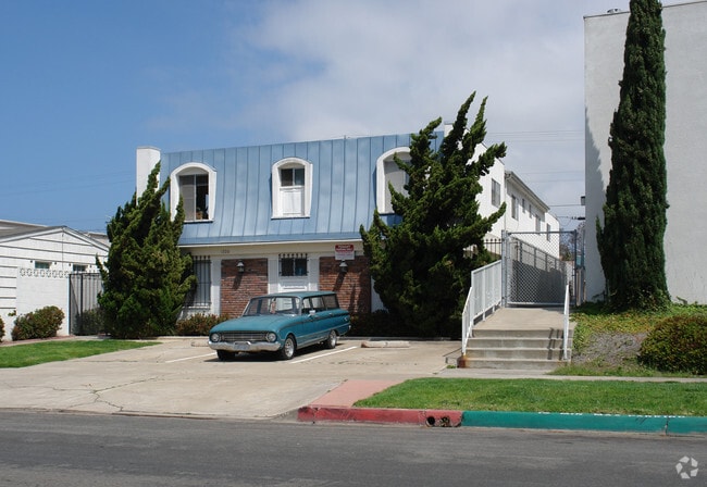 Primary Photo - 1320 Felspar St