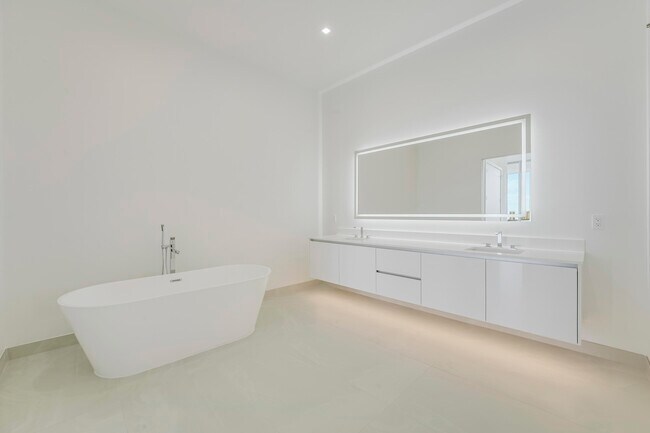 Building Photo - 220 Lake Shore Dr