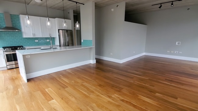 Building Photo - Amazing Views, Tons of Light and Space, an...