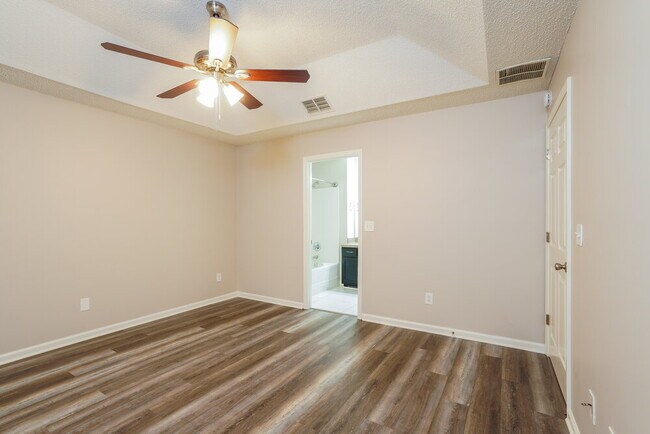 Building Photo - 2835 Southampton Dr