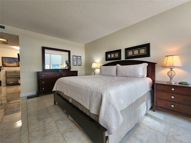 Building Photo - 3505 S Ocean Dr