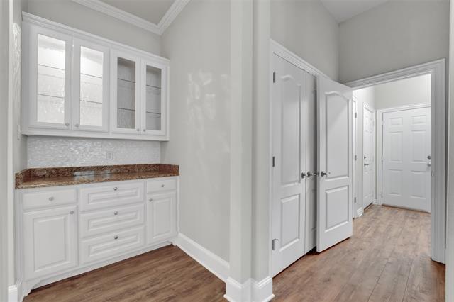 Building Photo - 2202 Southern Oaks Dr