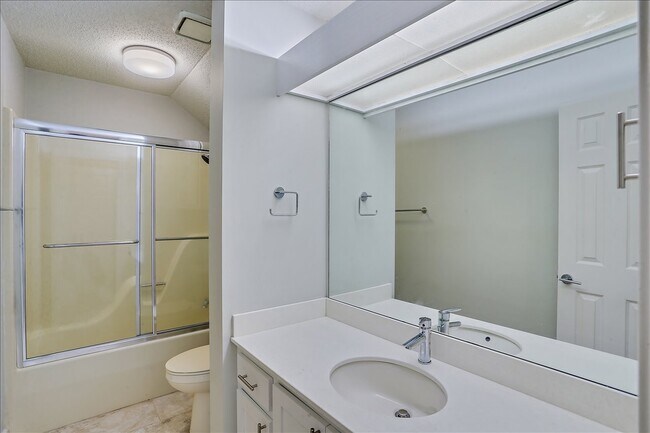 Building Photo - 405 River Pl