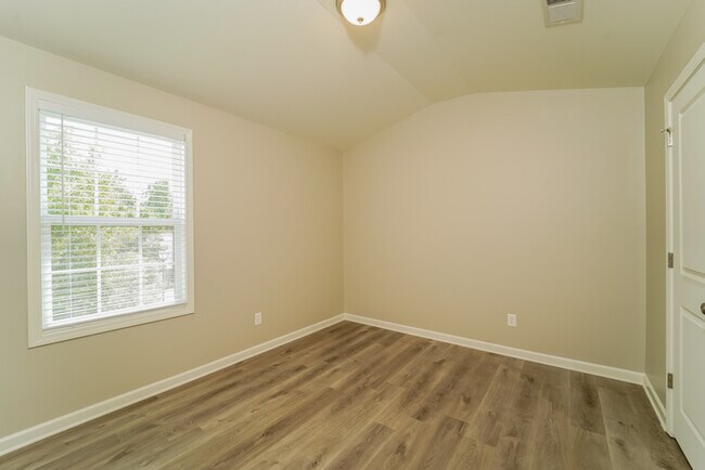 Building Photo - 126 St Charles Pl
