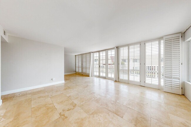 Building Photo - 242 Avenida Lobeiro