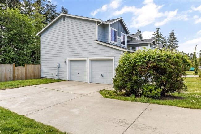 Building Photo - Beautiful Spacious 4 Bedroom 2.75 Bathroom...