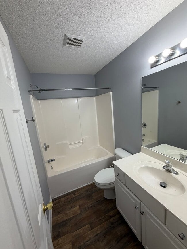 Building Photo - 3BR House with Community Pool