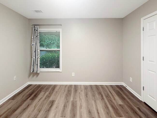 Building Photo - 2607 Woodford Ln NE
