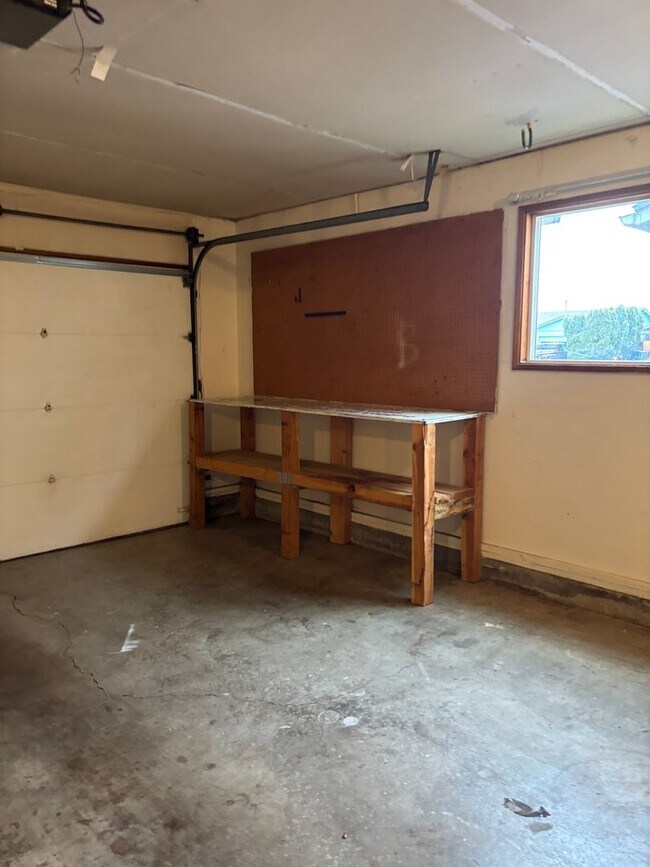 Building Photo - Charming 3-Bedroom 2 Bath Home in SE Salem