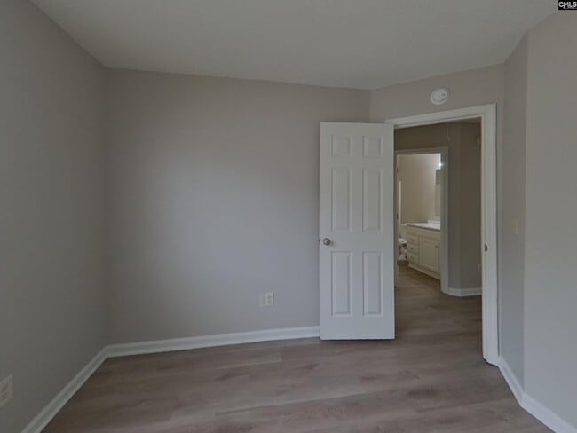 Building Photo - 121 Green Rose Rd