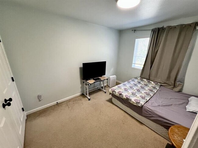 Building Photo - Spacious 5bed/2.5bath W/Bonus Room