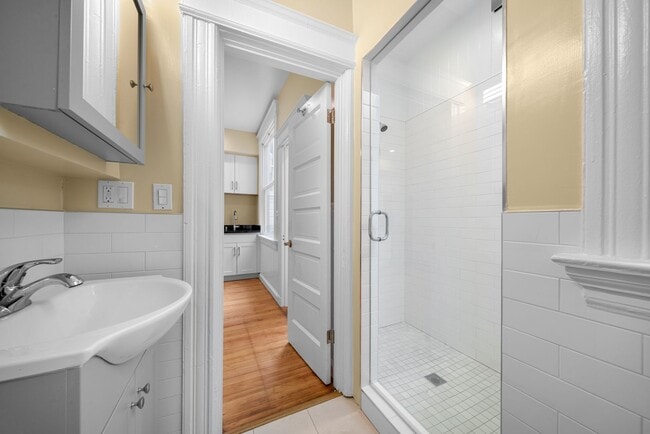 Building Photo - Remodeled pet friendly 1BR w/ shared roof deck, new kitchen, laundry