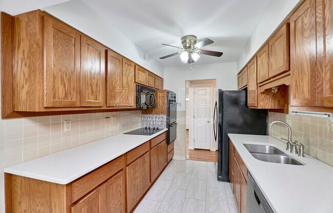 Building Photo - 9210 Medallion Ct