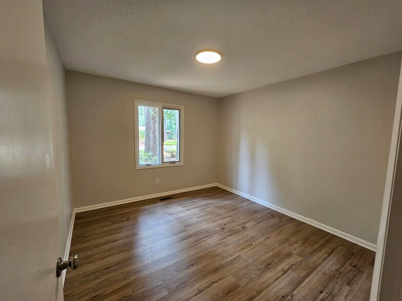 Building Photo - 9 E Pine Ct