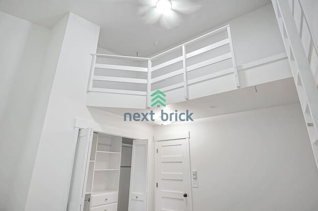 Building Photo - 3 Bed 2.5 Bath for Rent in Lake Forest Park!