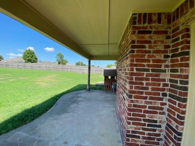 Building Photo - 3 Bed, 2 Bath + Office | Jenks, OK | $2200...