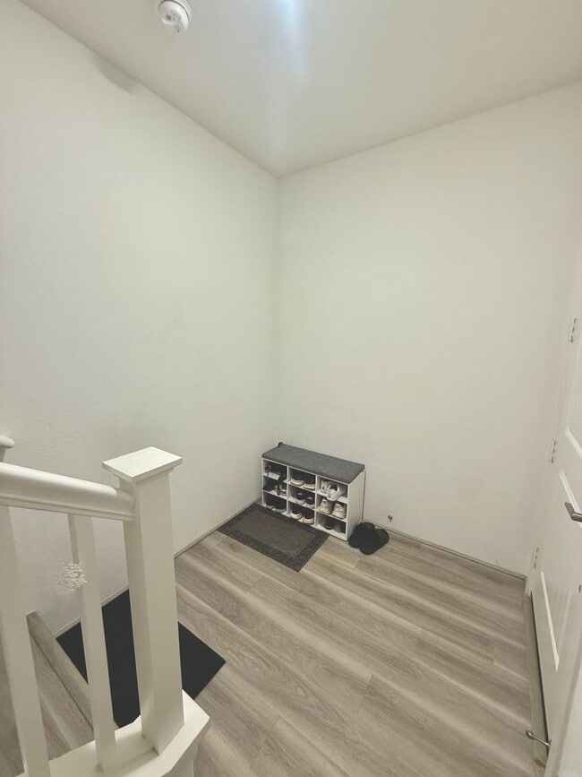 Building Photo - Rarely Available 2 bedroom 2 bath townhome in Koa Ridge