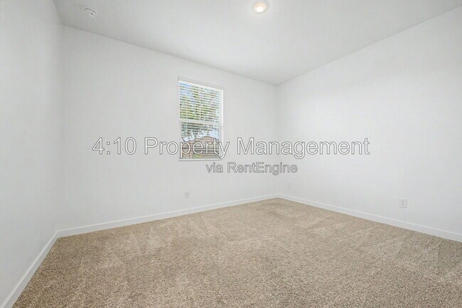 Building Photo - 3241 E Malibu Dr