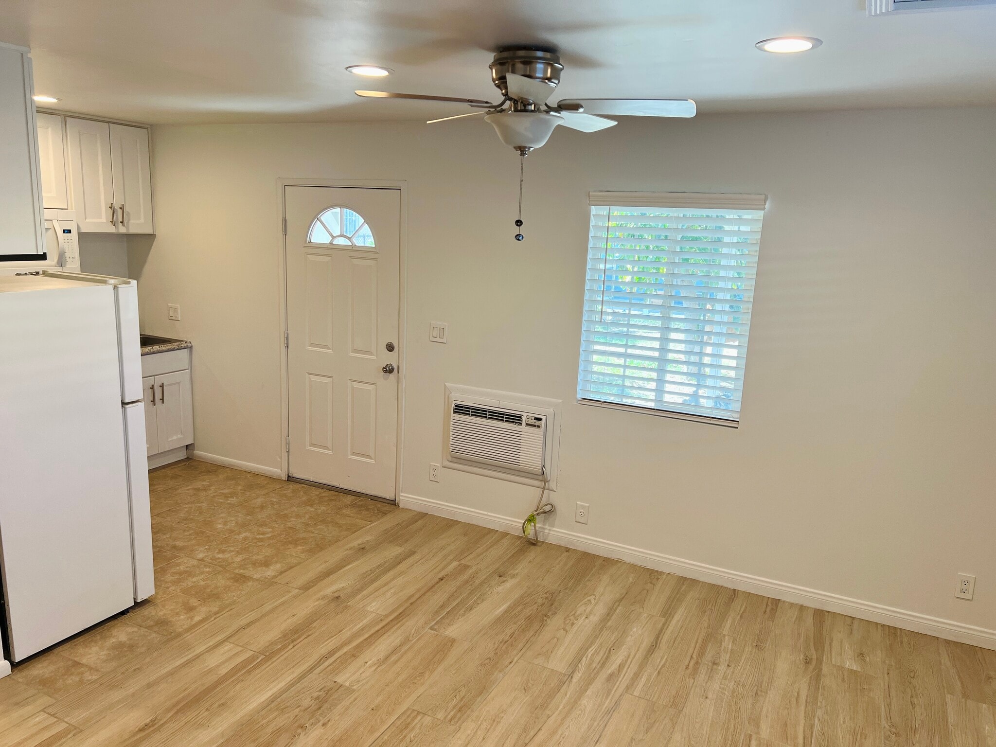 Room facing entry door - 1404 N Buena Vista St