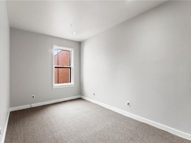 Building Photo - 3 Bedroom Townhome in Richmond