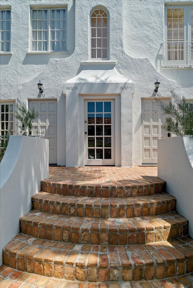 Building Photo - 800.5 N Edinburgh Ave