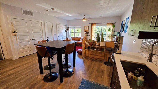 Building Photo - 2213 Poquito St