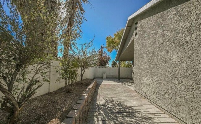 Building Photo - 3100 N Tenaya Wy