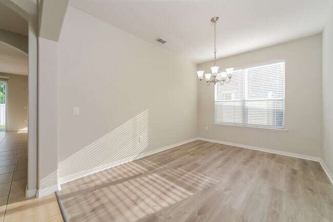 Building Photo - 2041 The Oaks Blvd