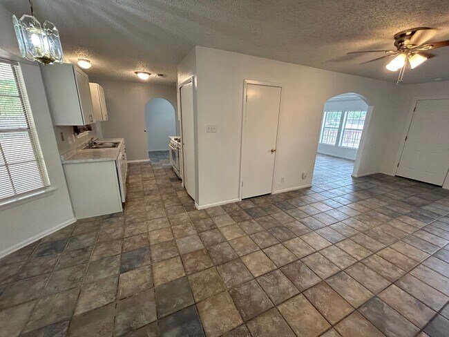 Building Photo - *MOVE IN SPECIAL* Tucked Away on a Cul-de-Sac | 3-Bedroom San Antonio Home!