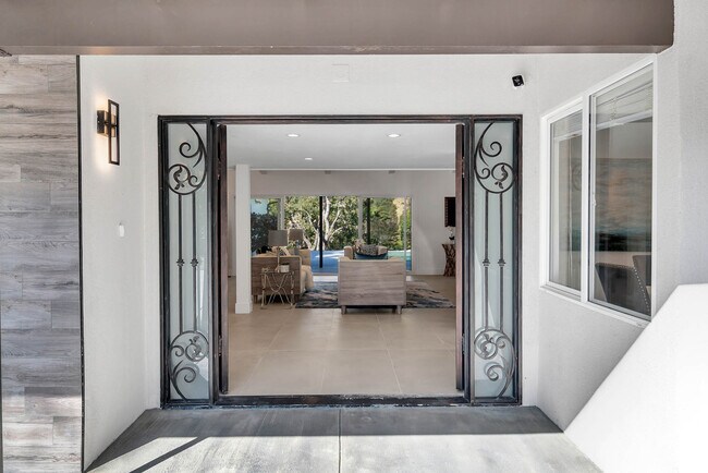 ENTRANCE - 16047 Meadowcrest Rd