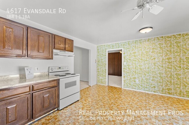 Building Photo - Charming Woodbridge Rambler with Spacious ...