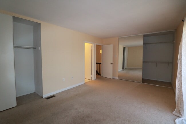 Building Photo - FRESH PAINT AND NEW FLOORING = 3BD + 2.5BA TH