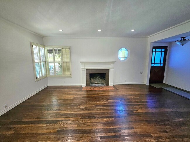 Building Photo - **Charming 3-Bedroom Home in Burbank Rancho**