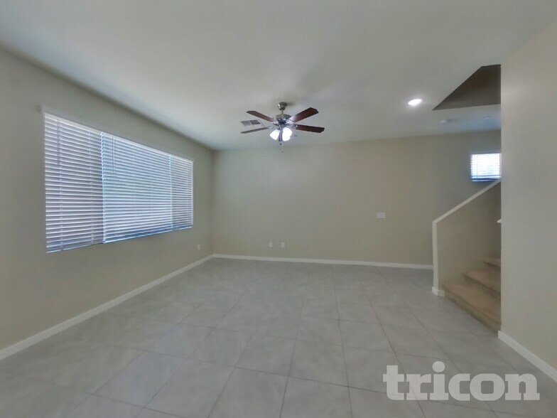 Building Photo - 4548 E Grandview St