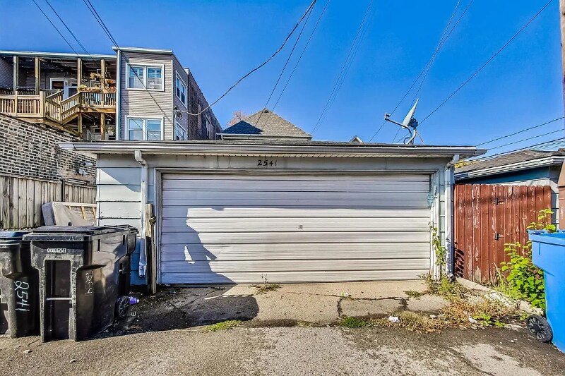 Building Photo - 2541 N Hamlin Ave